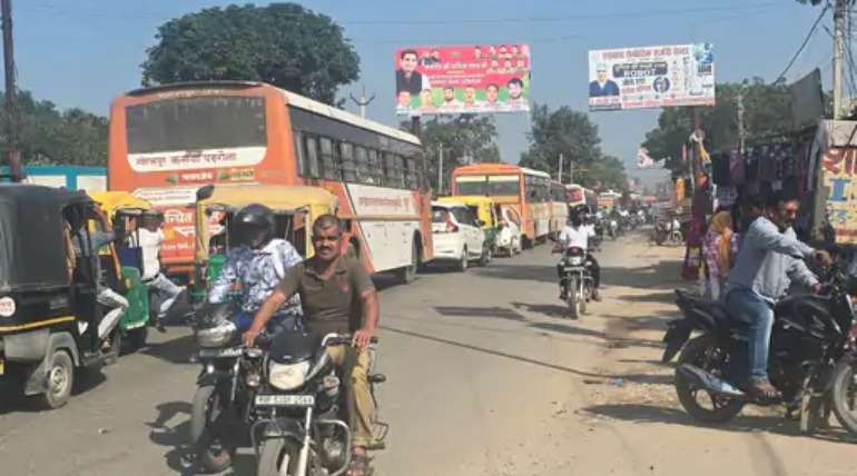 कुसम्ही बाजार में रोज लग रहा लंबा जाम, स्कूली बच्चों, मरीजों को परेशानी