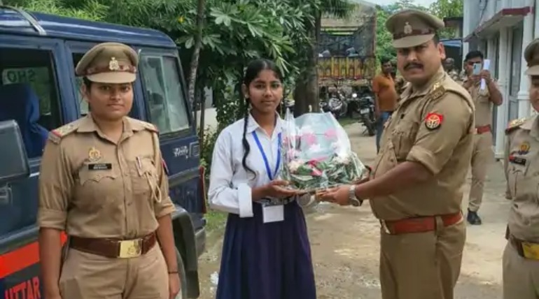 गोरखपुर में छात्रा अर्चना गौड़ बनीं एक दिन की थानाध्यक्ष, फरियादियों की समस्याएं सुनीं