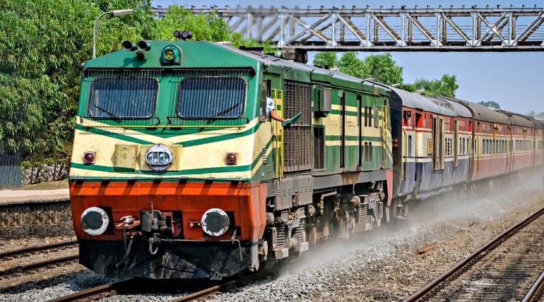 गोरखपुर से मुंबई, दिल्ली और कोलकाता जाने वाली इन विशेष ट्रेनों में खाली हैं बर्थ