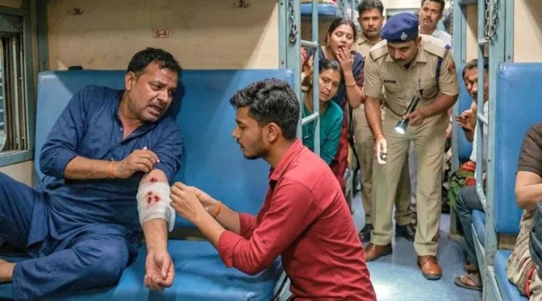 इज्जतनगर-गोरखपुर एक्सप्रेस में यात्री को सांप ने डसा