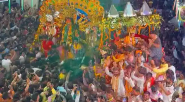 गोरखपुर में प्रभु श्रीराम ने उतारी मां दुर्गा की आरती, दशहरा के बाद बसंतपुर तिराहे पर हुआ राघव शक्ति मिलन