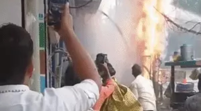 बारिश के बीच बिजली के पोल में लगी आग, गोरखपुर में मची अफरा-तफरी
