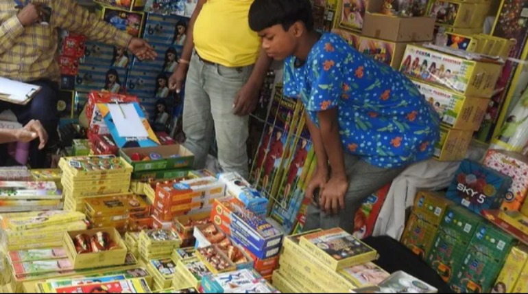 गोरखपुर में घर को बनाया गोदाम, सहेज रहे मौत का सामान